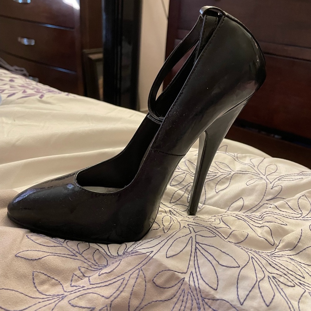 Fredericks of Hollywood strappy black 4” heels size 8 never worn outside